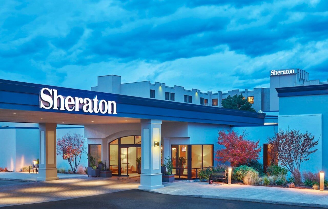Sheraton Airport Hotel 3*